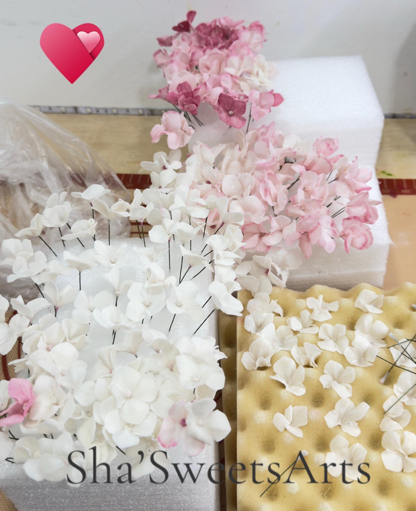 Sugar Hydrangeas bunches Cake Topper, Handmade Gum Paste Flower, Wedding Cake Decoration, Realistic Sugar Flower, Flexible Sugar Flower