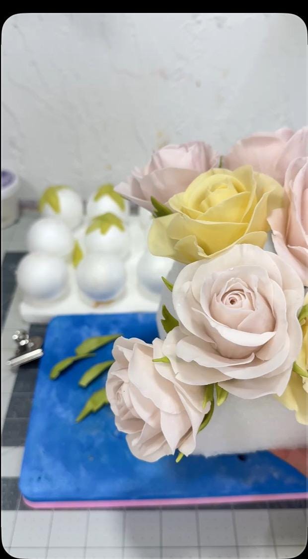 Edible Sugar Roses for Cakes | Realistic Wedding Cake Flowers | Flexible Gum Paste Cake Topper| Flexible & Nonbreakable for Safe Shipping
