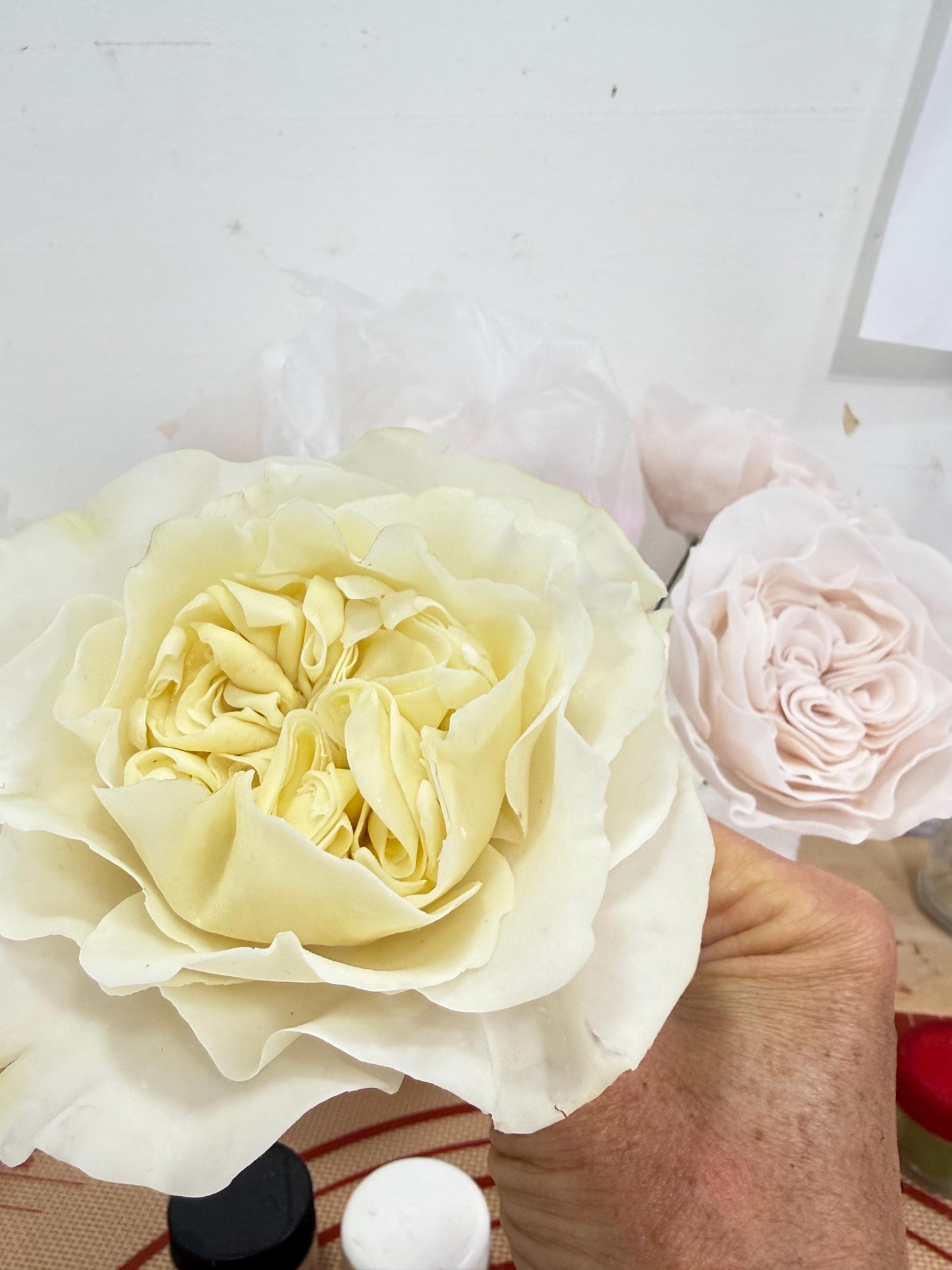 Edible Austin David Rose Cake Topper, Flexible Paste for Wedding, Birthdays or any Cake Decorations. NONBREAKABLE,  Save to be shipped